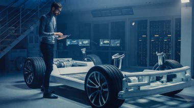 Otomobil Mühendisi çalışma elektrikli araba platformu şasi prototip, 3D CAD yazılım modelleme ile tablet bilgisayar kullanarak. Yenilikçi tesis: tekerlekler, motor, pil ve süspansiyon ile araç çerçevesi