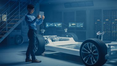 Otomobil Mühendisi elektrikli araba şasi platformunda çalışma, 3D CAD yazılım modelleme ile tablet bilgisayar Augmented gerçeklik kullanma. Yenilikçi tesis: tekerlekler, motor, pil ile araç çerçevesi