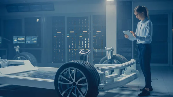 Engenheiro Automóvel Trabalhando na Plataforma de Chassis de Carro Elétrico, Usando a Realidade Aumentada do Tablet Computer com Modelagem de Software CAD 3D. Instalação inovadora: Quadro do veículo com rodas, motor, bateria — Fotografia de Stock