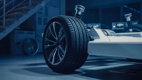 Shot of Automobile Concept : Châssis de plate-forme de voiture électrique authentique. Cadre hybride Inclure : Roues, moteur, freins et batterie. In Innovative Automotive Design Facility. Focus sur la roue . — Photo