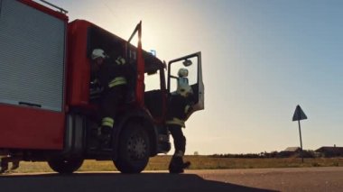 Itfaiyeciler kurtarma ekibi çarpışma, felaket, yangın sitesi yangın motoru ulaşır. İtfaiyeciler onların ekipman kapmak, yangın hortumları ve dişli yangın kamyonu hazırlamak, yaralı ınsanlara yardım etmek için Rush. Düşük açılı çekim