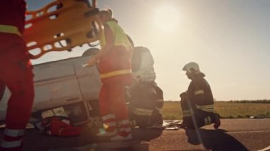 Sağlık görevlileri ve itfaiyeciler trafik kazası mahalline ulaştılar. - Ne? Profesyonel Kurtarma Ekibi, Yaralı Kurbanı Rollover Aracı 'nda kıstırdı Onları çıkartarak, İlk Yardım ve Yangın Vererek