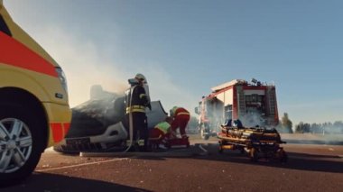 Sağlık görevlileri ve itfaiyeciler trafik kazası mahalline ulaştılar. - Ne? Profesyonel Kurtarma Ekibi, Yaralı Kurbanı Rollover Aracı 'nda kıstırdı Onları çıkartarak, İlk Yardım ve Yangın Vererek