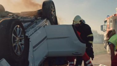 Itfaiyeciler kurtarma ekibi ateş motoru üzerinde araba kazasında trafik kaza sahnesine ulaşır. İtfaiyeciler, onların ekipman kapmak yangın hortumları ve dişli yangın kamyon hazırlamak, yaralı Insanlar kurtarmak için acele