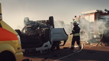 Itfaiyeciler kurtarma ekibi ateş motoru üzerinde araba kazasında trafik kaza sahnesine ulaşır. İtfaiyeciler onların ekipman kapmak, yangın kamyonlar İtfaiye hortumları ve dişli hazırlayın. İçinde yavaş hareket