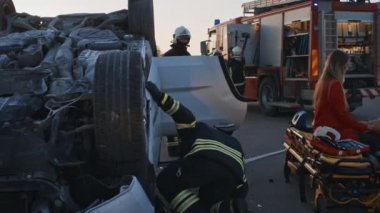 Trafik kazası: Sağlık görevlileri ve İtfaiyeciler Yaralı Kurbanlar 'ı Kurtarıyor. Sıhhiyeciler bayan yolcuya ilk yardım yaptı. İtfaiyeciler Araç Açmak için Hidrolik Kesiciler Kullansın