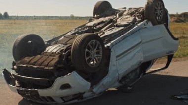 Korkunç Trafik Kazası Sigara İçen ve Yanan Araç Çarpışmadan Sonra Yolun Ortasında Çatısında Yatıyor. Hasarlı Arabayla Gündüz Çarpışması