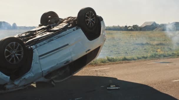 Reddingsteam van brandweerlieden arriveren op de auto crash verkeersongeval Scene op hun brandweerauto. Brandweerlieden grijpen hun gereedschap, uitrusting en vistuig uit de brandweerwagen, Rush om gewonden te helpen, Gevangen mensen — Stockvideo