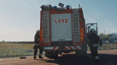 İtfaiyeciler ateş motorunda araba kazasında trafik kazası sahnesine ulaşır. İtfaiyeciler ateş kamyonlarından araçları, ekipman ve dişli Grab, yaralı yardım için Rush, kapana kısılmış Insanlar. Yavaş hareket