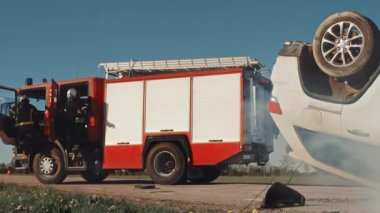 İtfaiyeciler ateş motorunda araba kazasında trafik kazası sahnesine ulaşır. İtfaiyeciler ateş kamyonlarından araçları, ekipman ve dişli Grab, yaralı yardım için Rush, kapana kısılmış Insanlar. Yavaş hareket