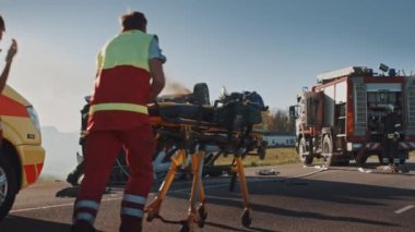 Trafik Kazası Olay Yeri İnceleme Ekibi: Ambulans ve İtfaiyeciler Kurtarma Ekibi, Rollover Aracında Tuzağa Düşenleri Kurtardı. Profesyoneller kurbanları temizler, ilk yardımı yapar, yangını söndürür.