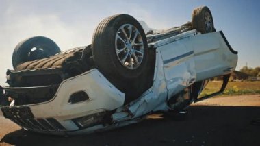 Korkunç Trafik Kazası, Yuvarlanan Sigara İçme ve Yanan Araç Çarpışmadan Sonra Yolun Ortasında Çatısında Yatıyor. Ağır Hasarlı Modern SUV Arabalı Gündüz Çarpışması.