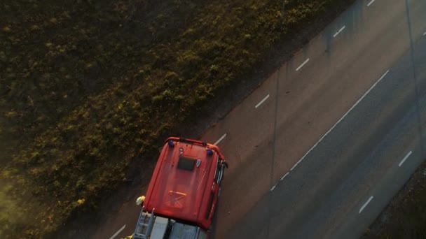 Luftaufnahme: Rettungsteam aus Feuerwehrleuten und Rettungssanitätern bei der Arbeit an der Unfallstelle. Ausrüstung vorbereiten, Erste Hilfe leisten. Rettung verletzter und eingeklemmter Personen aus brennendem Fahrzeug — Stockvideo