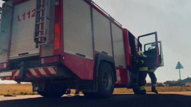 Itfaiyeciler kurtarma ekibi ateş motoru üzerinde araba kazasında trafik kaza sahnesine ulaşır. İtfaiyeciler onların ekipman kapmak, yangın hortumları hazırlamak ve yangın kamyon vites, yaralı ınsanlara yardım etmek için Rush