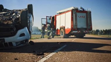 İtfaiyecilerden oluşan kurtarma ekibi, itfaiye arabalarının kaza mahalline ulaştılar. İtfaiyeciler, itfaiye araçlarını, ekipmanlarını ve teçhizatlarını alın, yaralılara yardım etmek için acele edin, tuzağa düşürülmüş insanları yakalayın.