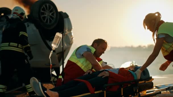 Unfallort Sanitäter Retten Einem Auf Tragen Liegenden Beifahrer Das Leben — Stockvideo