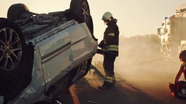 Trafik kazasında sağlık görevlileri ve itfaiyeciler yaralanan kurbanları kurtarıyorlardı. Sıhhiyeciler Sedyeli Kadın 'a ilk yardım uyguladı. İtfaiyeciler Araç Açmak için Hidrolik Kesiciler Kullansın