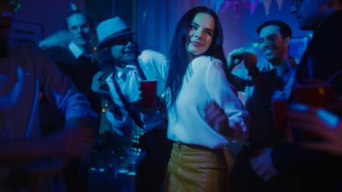 Club Party at: arkadaşlar çeşitli Grup eğlenceli, dans, atlama, sosyalleşme ve Içecek var. Şık genç Insanlar clubbing. Disko neon ışıkları.