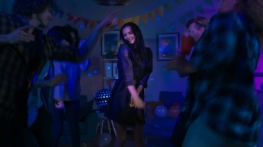 Kolej Evi partisi: Insanların bir çember ortasında genç kız dansları. Arkadaşlar çeşitli grup eğlenmek, dans ve sosyalleşme var. Disko Neon Strobe ışıkları aydınlatıcı Oda.