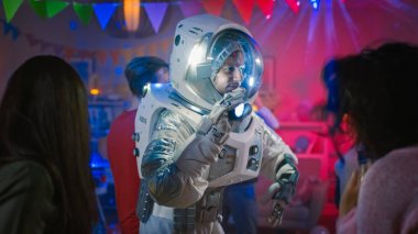 Kolej Evi kostüm partisi: eğlenceli adam giyim uzay Suit dans, robot dansı modern Moves Doing. Onu güzel kızlar ve çocuklar Neon ışıklar dans ile.