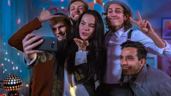 Happy Group of Young People Taking Collective Selfie à la Wild House Party. Lumières au néon, boule disco et costumes drôles . — Photo