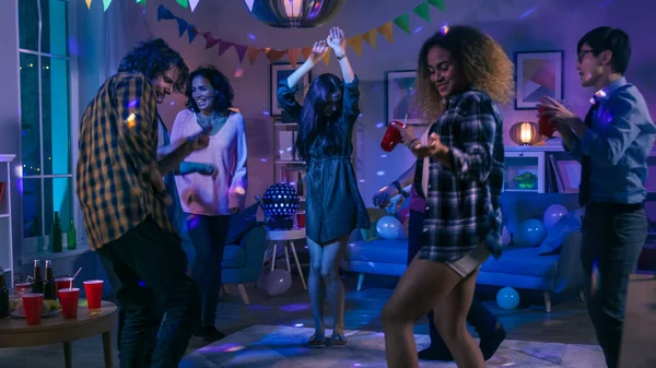 En el College House Party: Diversos grupos de amigos se divierten, bailan y socializan. Niños y niñas bailan en el círculo. Disco luces estroboscópicas de neón sala de iluminación . —  Fotos de Stock