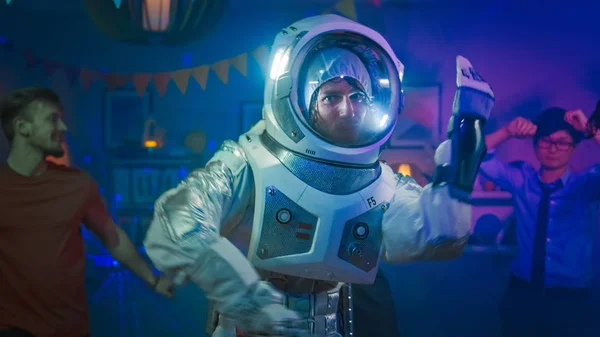 No College House Costume Party: Fun Guy Wearing Space Suit Dances Off, Doing Robot Dance Modern Moves. Com ele meninas bonitas e meninos dançando em luzes de néon . — Fotografia de Stock