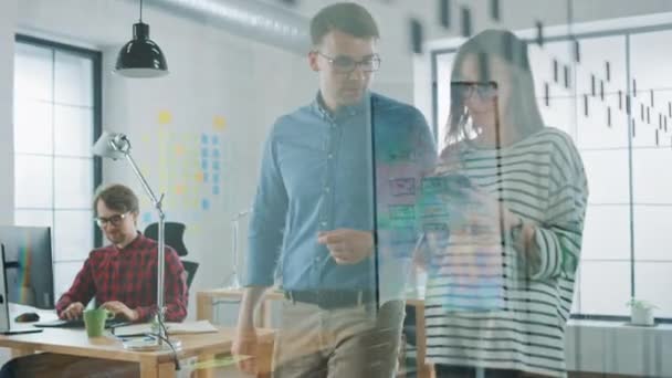 Colegas de Mujeres y Hombres Jóvenes Caminando en la Oficina mientras tienen una Discusión Amistosa sobre Nuevas Ideas de Negocios. Ambiente de Coworking Fácil en Agencia Creativa . — Vídeo de stock