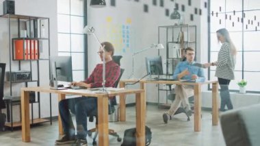 Genç profesyoneller Loft Ofice 'de Creative Agency 'de çalışıyor. Kadın meslektaşı dostu şekilde Iş arkadaşı için sohbet geliyor. Farklı çalışanlar. Tavsiye Yöneticisi soran.