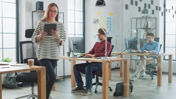 Jovens Profissionais Trabalhando em Agência Criativa em Loft Ofice. Colega feminina vem para conversar com colega de trabalho de forma amigável. Funcionários diversos. Gerente de Pedidos de Conselhos . — Vídeo de Stock