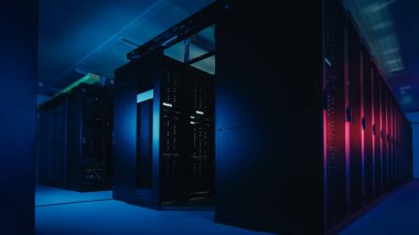 Tam operasyonel sunucu rafları birden çok satır Ile veri merkezi vurdu. Modern telekomünikasyon, bulut bilişim, yapay zeka, veritabanı, Supercomputer teknoloji kavramı. Neon mavi, pembe ışıklar ile Dark shot.