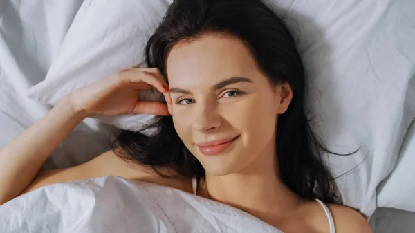 Portret de frumos tineri bruneta fermecător dormind în patul ei la noapte în camera întunecată. Vedere dulce și caldă a fetei care doarme calm. Top Down Shot . — Fotografie, imagine de stoc