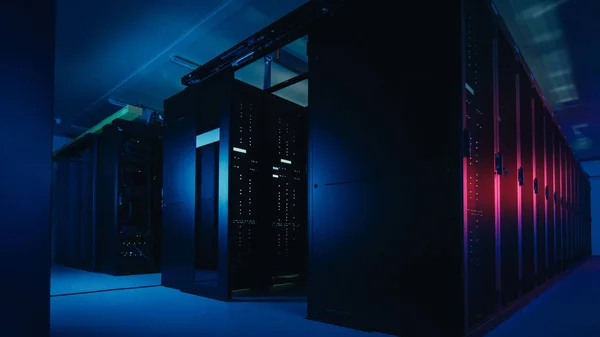 Tiro de data center com várias linhas de rachas de servidor totalmente operacionais. Telecomunicações Modernas, Computação em Nuvem, Inteligência Artificial, Base de Dados, Conceito de Tecnologia de Supercomputadores. Tiro no escuro com azul de néon, luzes cor-de-rosa . — Fotografia de Stock