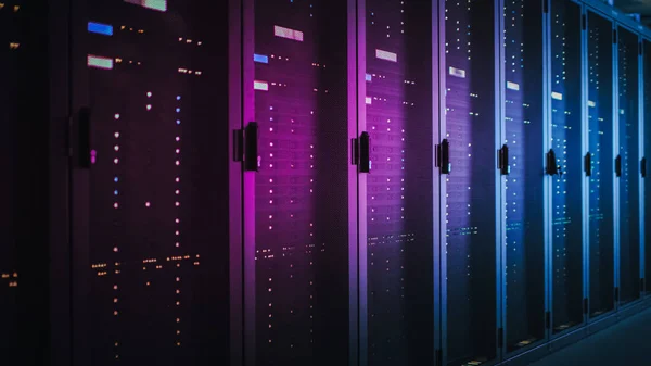 Shot of Dark Data Center med flera rader av fullt fungerande server rack. Modern telekommunikation, Cloud Computing, artificiell intelligens, databas, superdator. Rosa neonljus. — Stockfoto