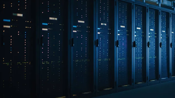 Tiro de data center escuro com várias linhas de rachas de servidor totalmente operacionais. Telecomunicações Modernas, Computação em Nuvem, Inteligência Artificial, Banco de Dados, Supercomputador . — Fotografia de Stock
