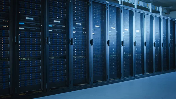 Shot of Modern Data Center With Multiple Rows of Fully Operational Server Racks (en inglés). Moderna base de datos de telecomunicaciones de alta tecnología Super Computer in a Room . — Foto de Stock