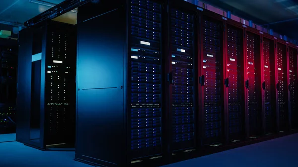 Φωτογραφία του κέντρου δεδομένων με πολλές σειρές πλήρως λειτουργικών rack Server. Σύγχρονες τηλεπικοινωνίες, τεχνητή νοημοσύνη, υπερυπολογιστής τεχνολογία έννοια. Πυροβολισμός στο σκοτάδι με μπλε νέον, ροζ φώτα — Φωτογραφία Αρχείου
