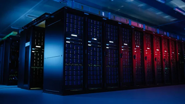 Skott av data Center med flera rader av fullt fungerande server rack. Modern telekommunikation, artificiell intelligens, superdator teknikkoncept. Skott i mörker med Neon blå, rosa ljus — Stockfoto