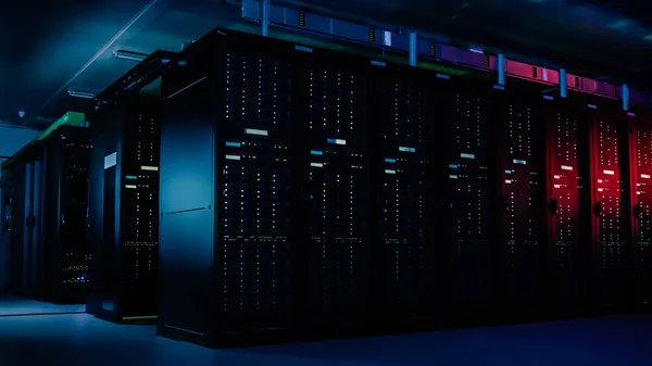 Absteigende Aufnahme eines Rechenzentrums mit mehreren Reihen voll funktionsfähiger Server-Racks. moderne Telekommunikation, Cloud Computing, künstliche Intelligenz, Datenbank, Supercomputer-Technologie-Konzept. — Stockfoto