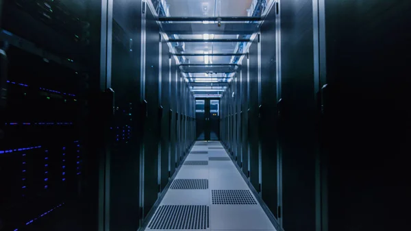 Data Center com entre duas fileiras de rachas de servidores totalmente operacionais. Telecomunicações Modernas, Computação em Nuvem, Inteligência Artificial, Base de Dados, Conceito de Tecnologia de Supercomputadores . — Fotografia de Stock