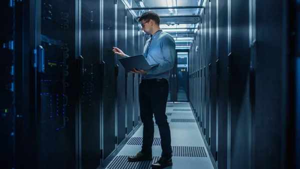 In data center IT Engineer stand prima di lavorare Server Rack fare manutenzione ordinaria di controllo e diagnostica utilizzando il computer portatile. Concetto di Cloud Computing, Intelligenza Artificiale, Supercomputer — Foto Stock