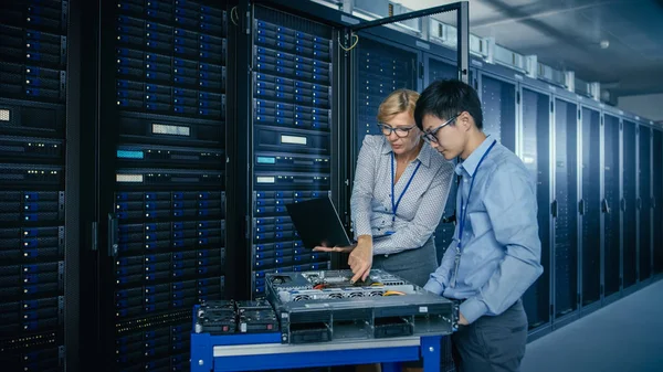 No Data Center Moderno: Engenheiro e Especialista em TI Trabalhe com Racks de Servidor, em um Equipamento Pushcart para Instalação de Novos Hardware. Especialistas em Manutenção e Diagnóstico do Banco de Dados . — Fotografia de Stock