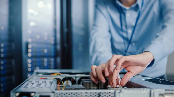 Close-up Shot in Modern Data Center: IT Engineer Installs New Hardware for Server Rack. IT Specialist Doing Maintenance, Running Diagnostics and Updating Hardware. — Stock Photo, Image