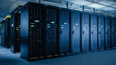 Tam operasyonel sunucu rafları birden çok satır Ile veri merkezi vurdu. Modern telekomünikasyon, bulut bilişim, yapay zeka, veritabanı, süper bilgisayar teknolojisi konsepti.