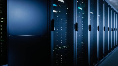 Tam operasyonel sunucu rafları birden çok satır Ile veri merkezi vurdu. Modern telekomünikasyon, bulut bilişim, yapay zeka, veritabanı, süper bilgisayar teknolojisi konsepti.