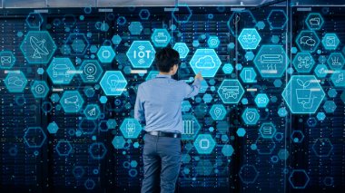 Bulut veri depolama konsepti. Modern veri merkezi shot: farklı semboller ve görselleştirmeler ile açık sunucu Rack Kabine ve dokunmadan dijital açıklayıcı simgeler yanında BT mühendisi ayakta.