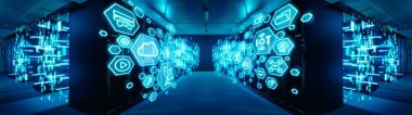 Ön planda farklı bilgisayar açıklayıcı simgeler ve semboller ile raf sunucularının satırlarıyla çalışma veri merkezinin geniş açı çekimi. Mavi ışıklar ile Internet teknoloji kavramı.