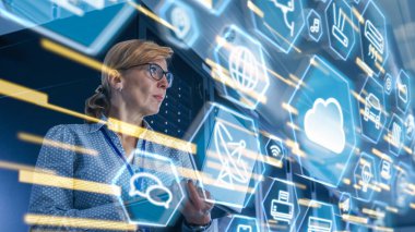 Veri merkezinde kadın BT sunucu uzmanı ayakta. Ön planda bulut sunucusu kullanıcı arabirimi simgeleri ve görselleştirme ile raf sunucusu kabininden görünüm.