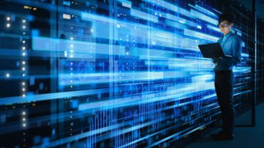 Ateş Asya IT uzman kullanarak dizüstü veri merkezi raf sunucuları tam. Ikili veri aktarımı mavi görselleştirme projeksiyon ile yüksek hızlı Internet bağlantıları kavramı