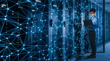 Bir veri merkezi sunucu odasında dizüstü bilgisayar kullanarak bir Asya BT mühendisi shot. Sunucu raf mavi hatları ile Internet Web görselleştirme projeksiyon kavramı.